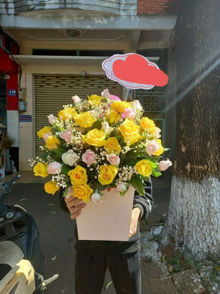 Giỏ hoa chúc mừng tại cửa hàng hoa tươi quận 12