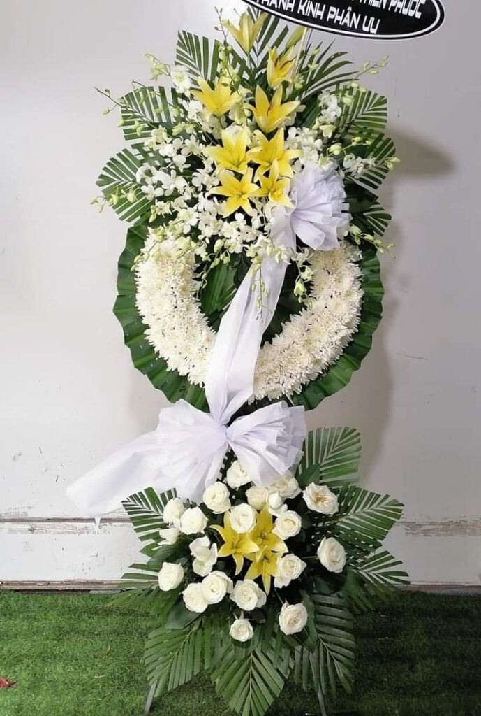 Kệ hoa viếng tại tiệm hoa tươi quận 4