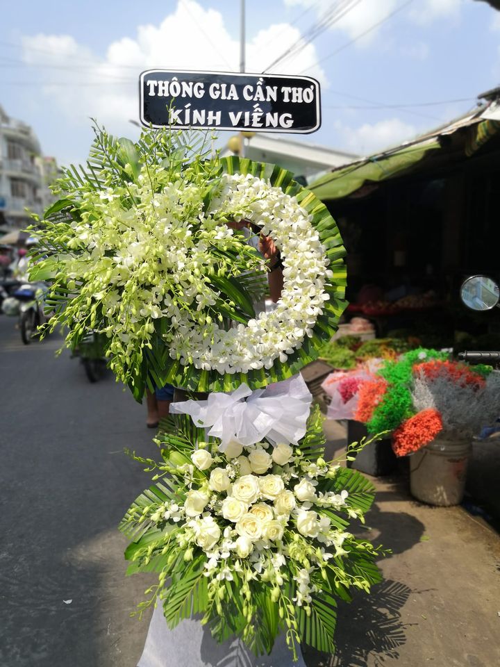 Kệ hoa  viếng tại cửa hàng hoa tươi quận 9