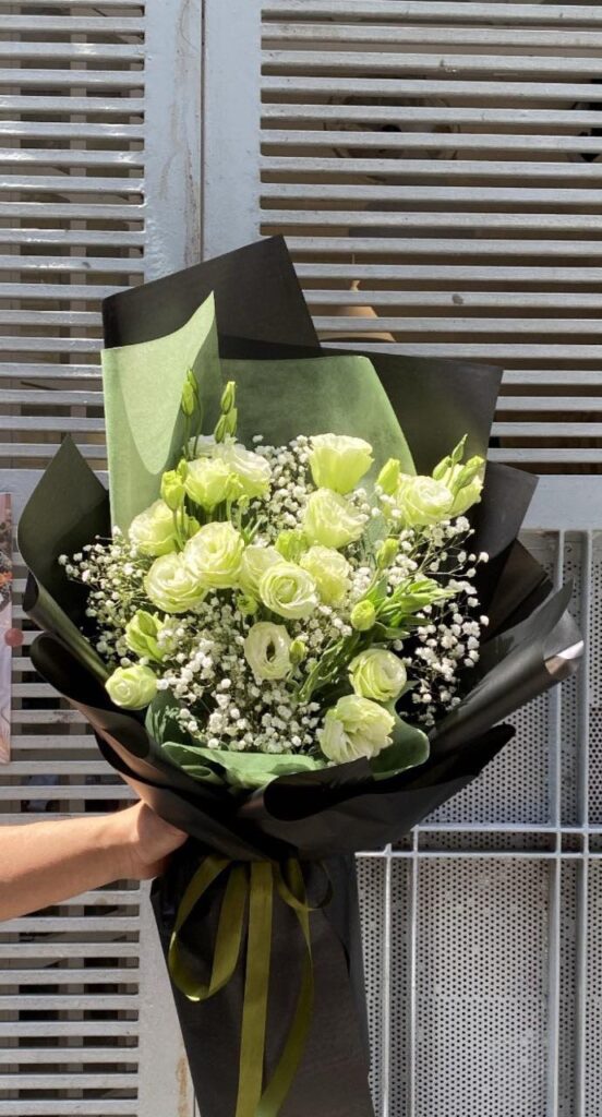 bó hoa tươi dành tặng cho người thân yêu của mình