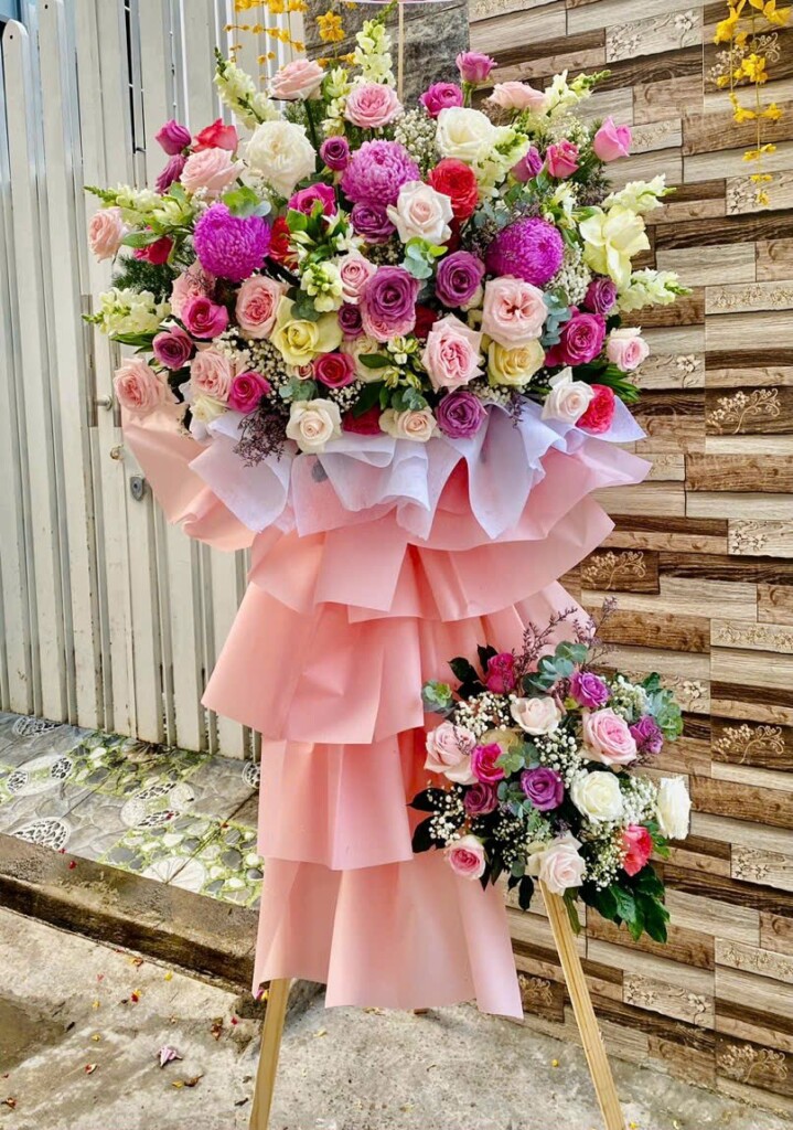Kệ hoa chúc mừng đẹp tại cửa hàng hoa tươi Đống Đa