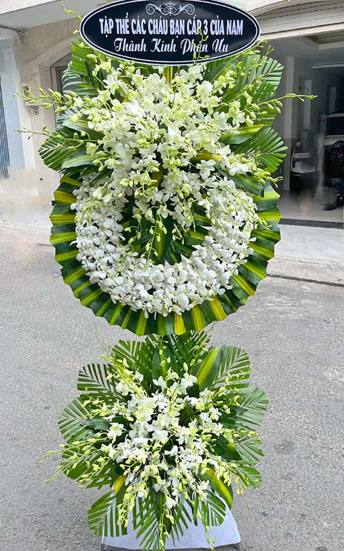 Kệ hoa tang tại shop hoa tươi Hai Bà Trưng