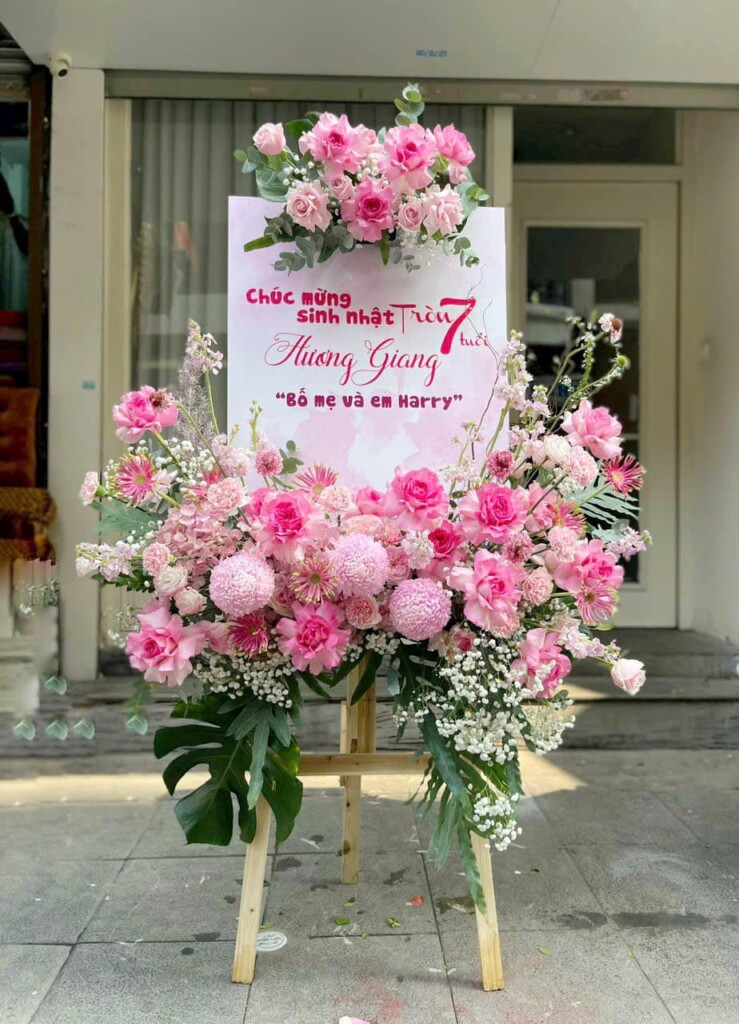 Lẵng hoa chúc mừng hiện dại tại cửa hàng hoa Sài Gòn