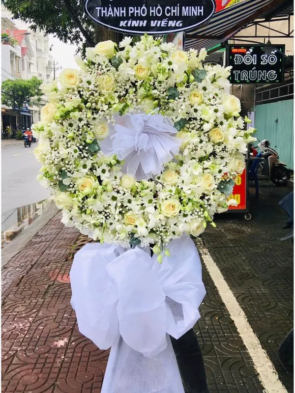 Kệ hoa tang giá rẻ tại hoa tươi Bắc Từ Liêm
