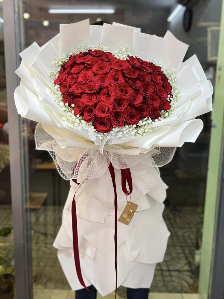 Bó hoa tình yêu tại cửa hàng hoa tươi quận Cầu Giấy